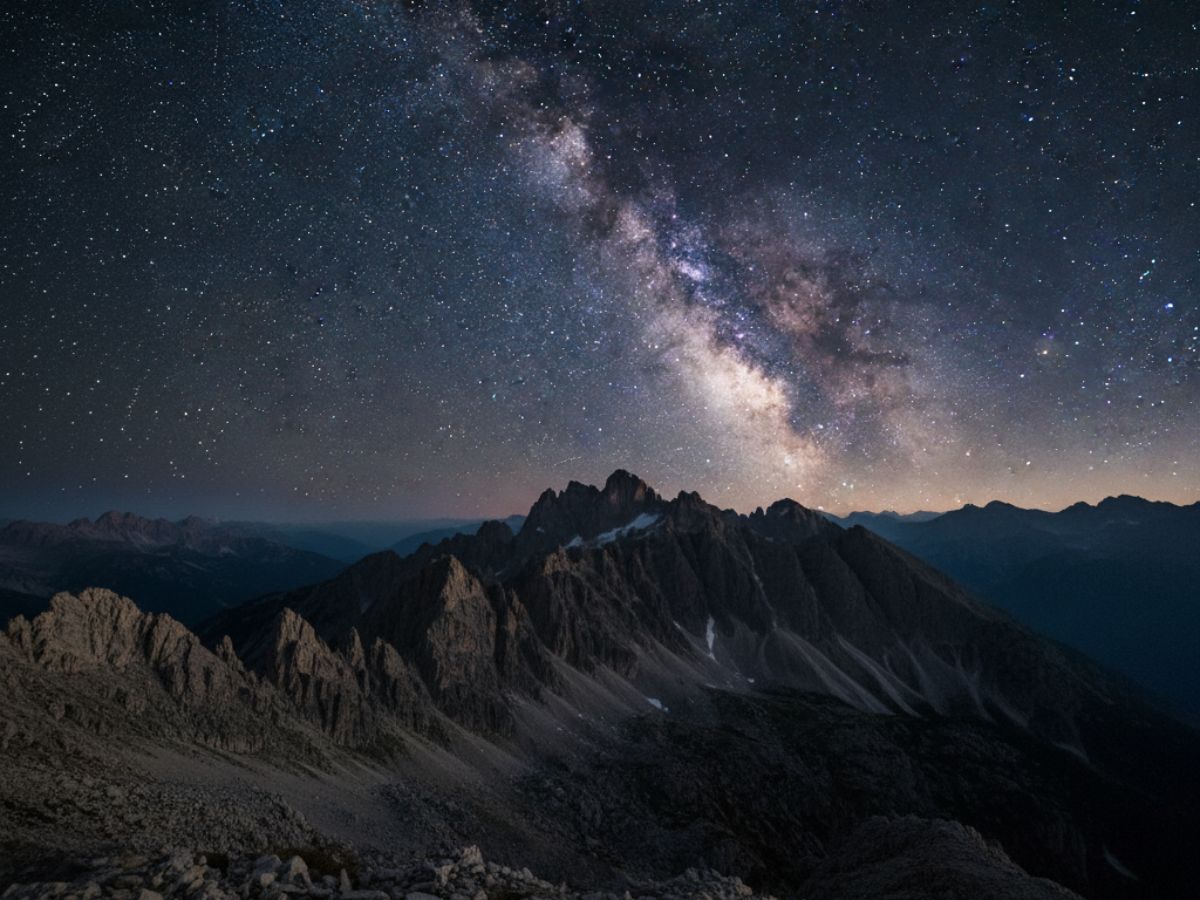 Cielo estrellado sobre montañas; sensación de grandeza y reverencia