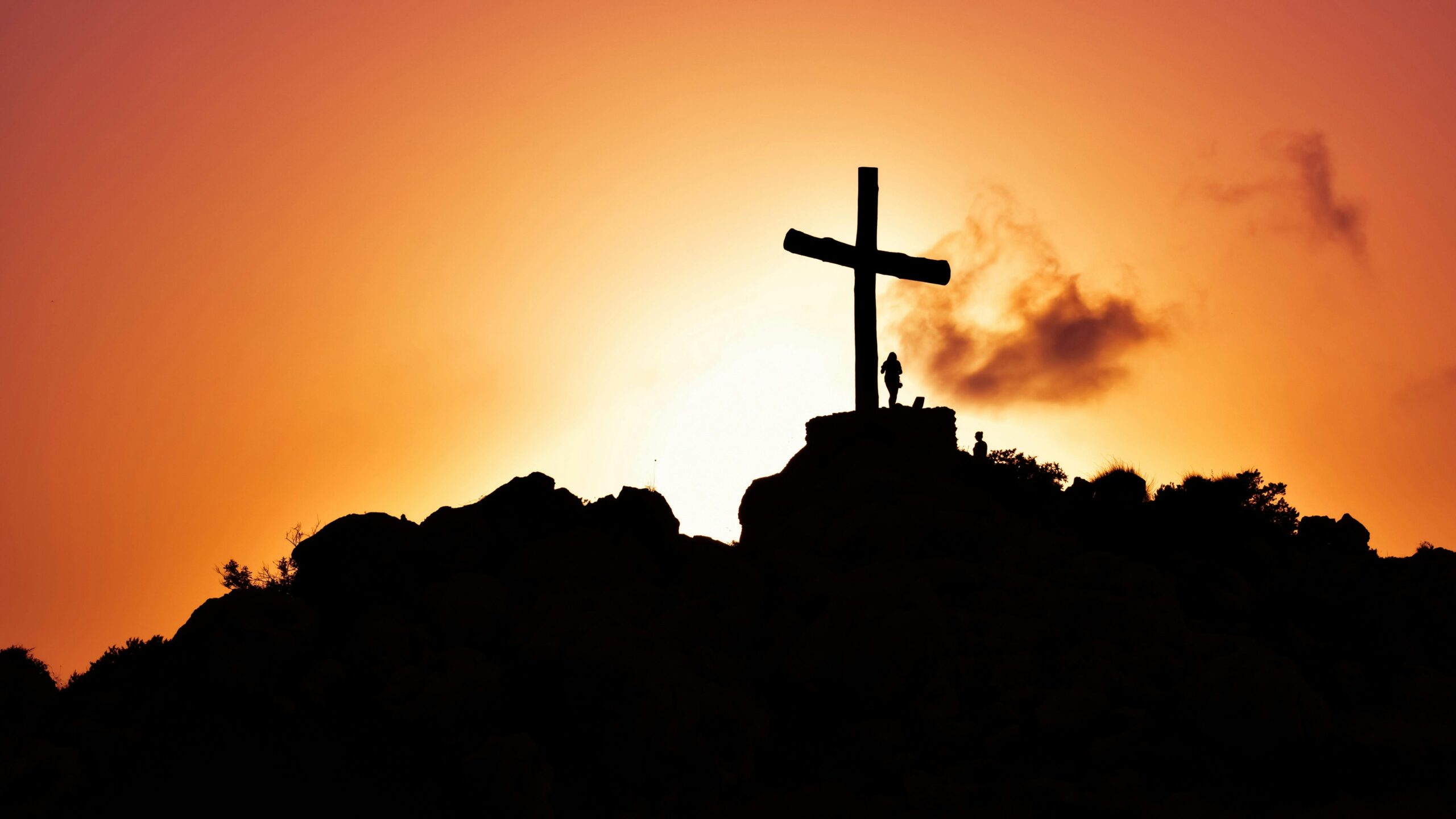 Cruz sencilla al amanecer, simbolizando esperanza en Jesucristo