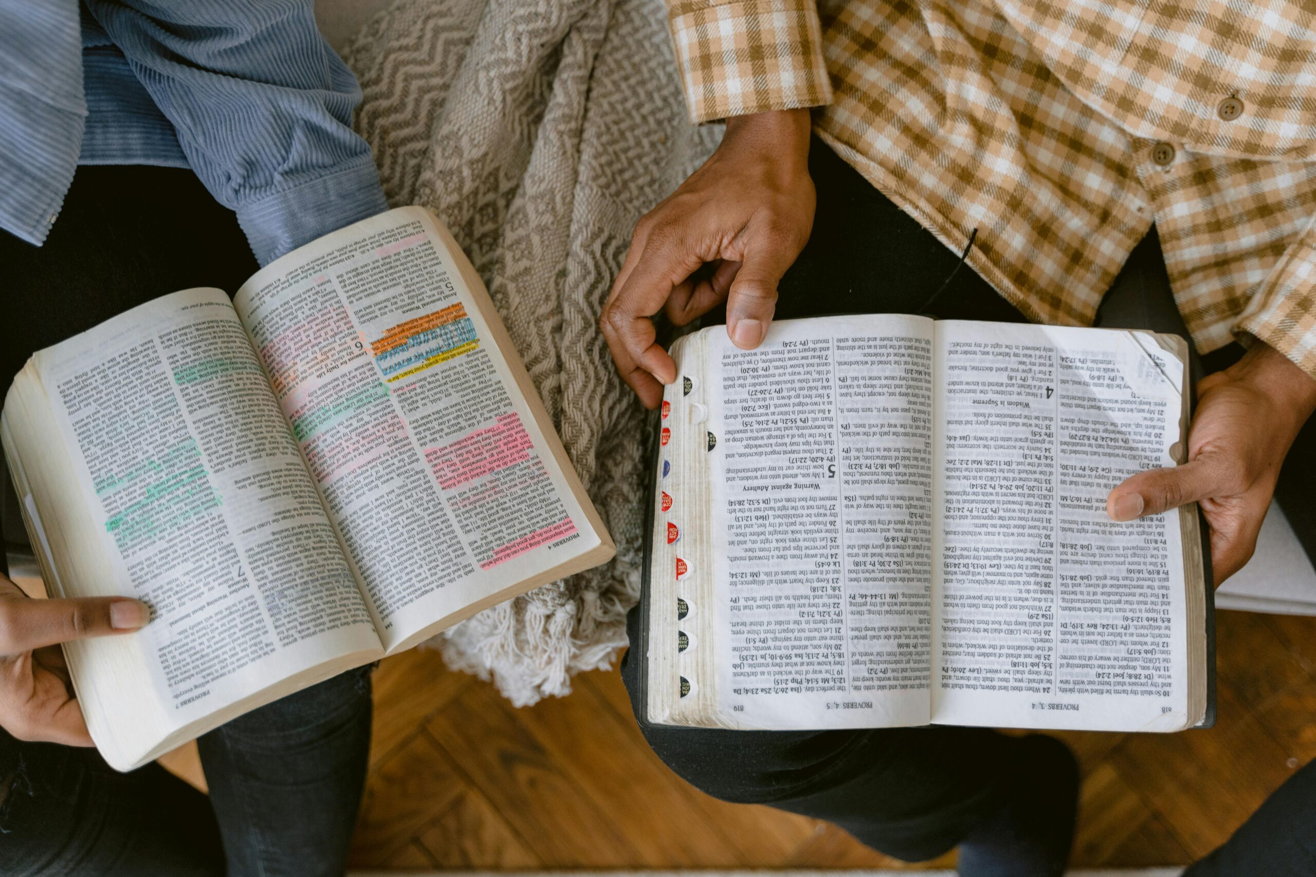 Persona leyendo la Biblia en un escritorio con cuaderno y tablet, tiempo devocional